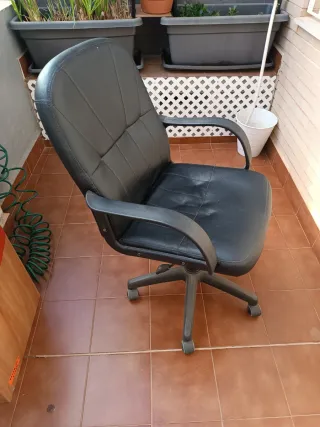 Sillón de oficina con ruedas polipiel