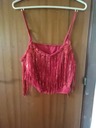Top rojo con flecos y lentejuelas