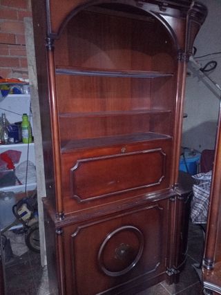 Mueble modular artesanal de madera y cristal