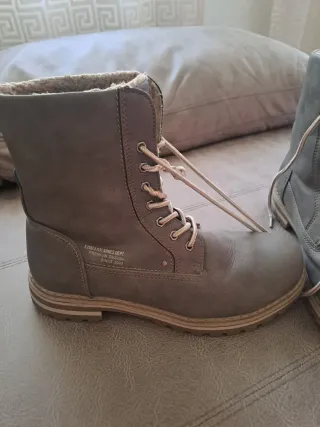 Botas grises con cordones