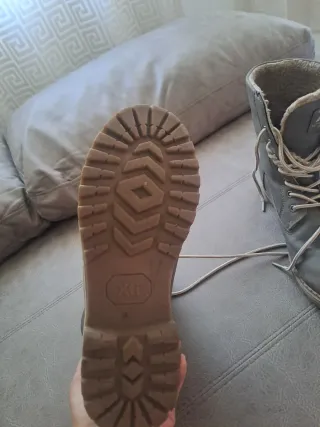 Botas grises con cordones