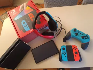 Nintendo Switch OLED, controller e cuffie
