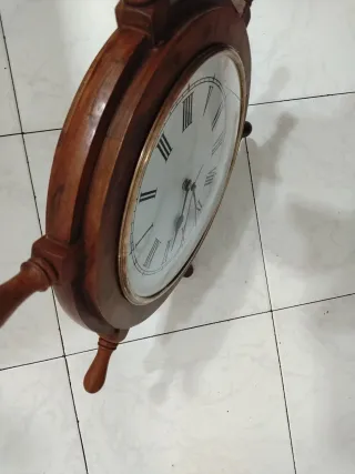 Reloj antiguo de pared náutico de madera