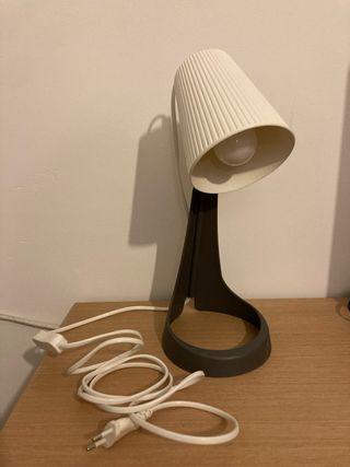 Lámpara de mesa gris y blanca