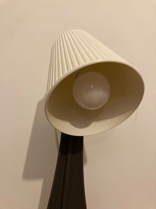 Lámpara de mesa gris y blanca