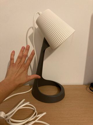 Lámpara de mesa gris y blanca