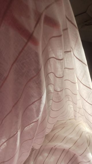 Cortinas y barra beige/blanco