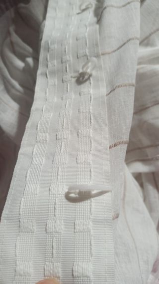 Cortinas y barra beige/blanco