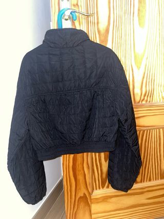 Cazadora Bershka corta negra Talla XS