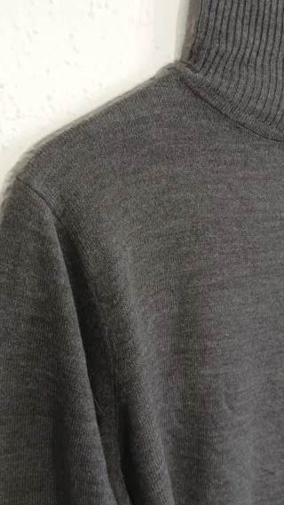 Jersey Pull&Bear cuello alto gris