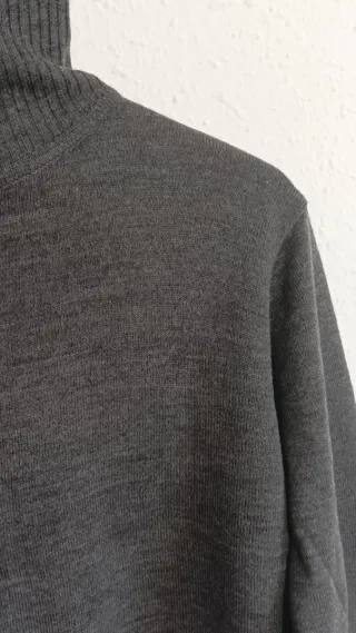 Jersey Pull&Bear cuello alto gris