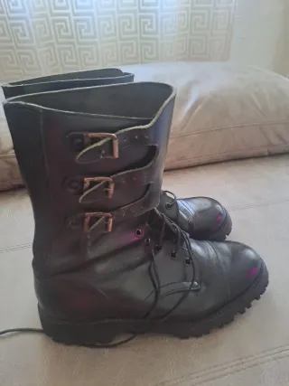 Botas de cuero con hebillas