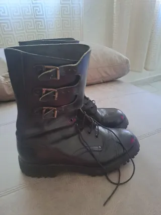 Botas de cuero con hebillas