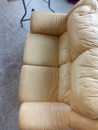 Sofá de piel color vainilla