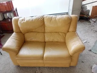 Sofá de piel color vainilla