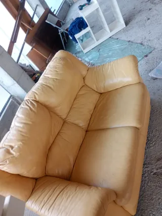 Sofá de piel color vainilla