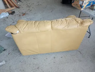 Sofá de piel color vainilla