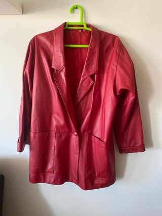 Chaqueta de ante roja, hecha en sastrería