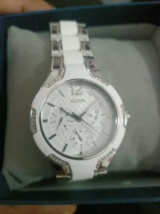 Reloj Guess Blanco y Plateado