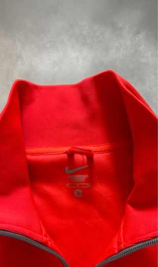 Chaqueta deportiva Nike roja y gris