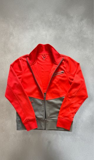 Chaqueta deportiva Nike roja y gris