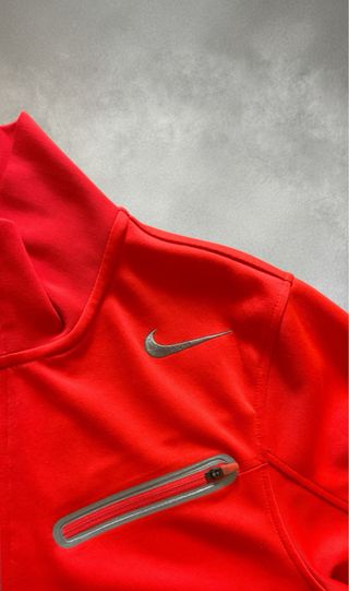 Chaqueta deportiva Nike roja y gris