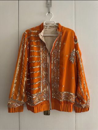 Bomber naranja con gasa y lentejuelas