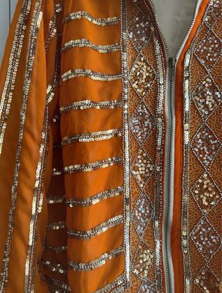 Bomber naranja con gasa y lentejuelas