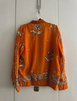 Bomber naranja con gasa y lentejuelas