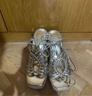Sandalias de tacón doradas y plateadas