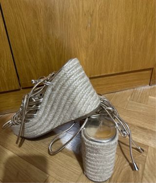 Sandalias de tacón doradas y plateadas