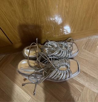 Sandalias de tacón doradas y plateadas