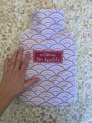 Bolsa de agua caliente con funda de tejido