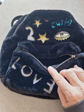 Mochila negra peluche con dibujos