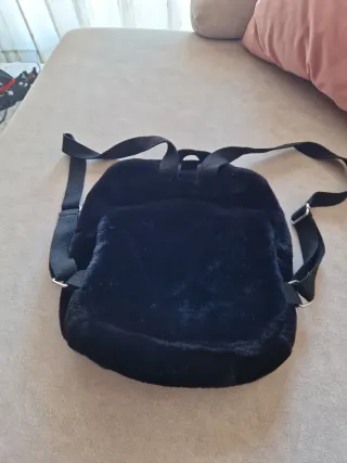 Mochila negra peluche con dibujos