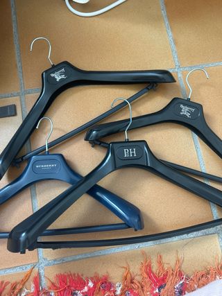 Perchas Burberry Negras y Azules y de PdH