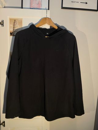Sudadera negra con capucha