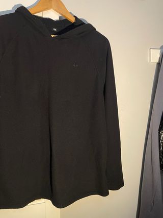 Sudadera negra con capucha