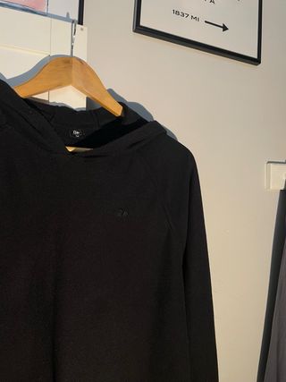 Sudadera negra con capucha