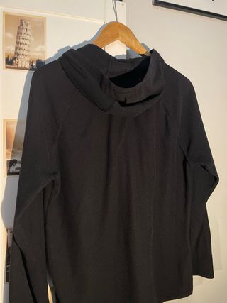 Sudadera negra con capucha