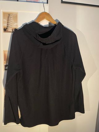 Sudadera negra con capucha