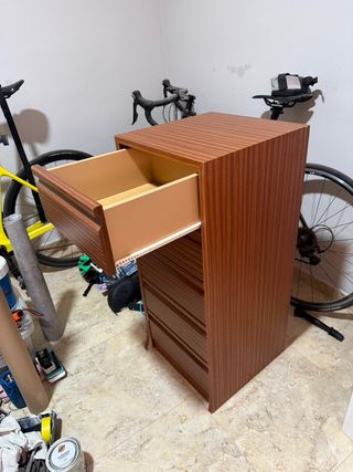 Mueble de madera con 5 cajones