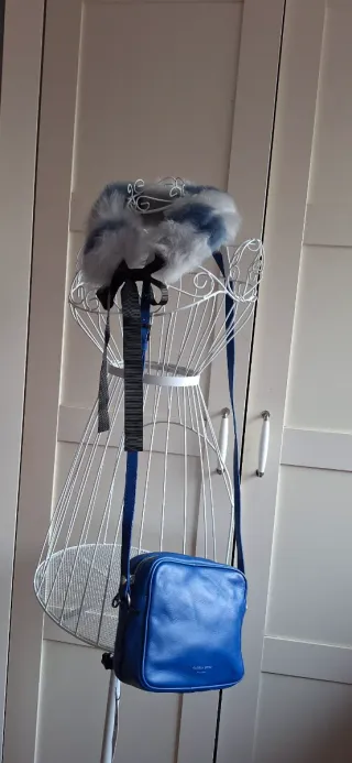 Cuello pelo cordero lazo azul y blanco.