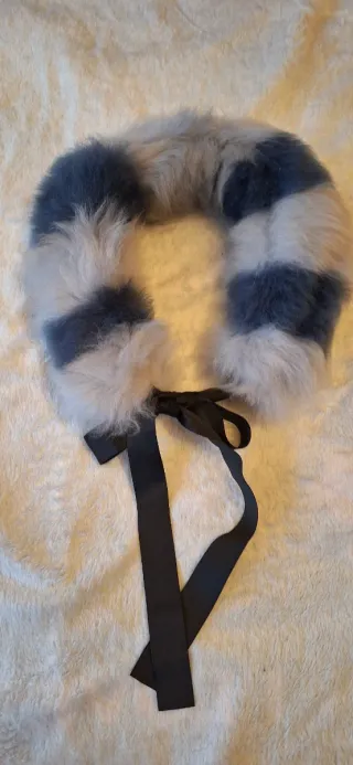 Cuello pelo cordero lazo azul y blanco.