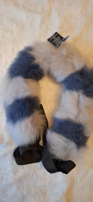 Cuello pelo cordero lazo azul y blanco.