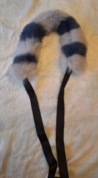 Cuello pelo cordero lazo azul y blanco.