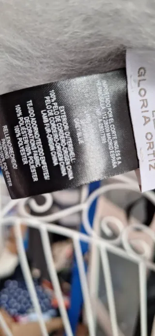 Cuello pelo cordero lazo azul y blanco.