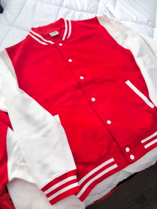Chaqueta estilo béisbol roja y blanca