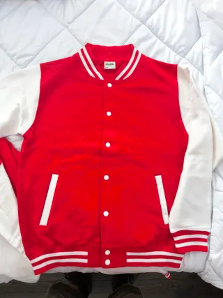 Chaqueta estilo béisbol roja y blanca