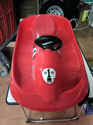 Trineo rojo con volante y dorsal 1